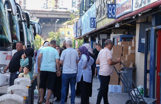 Bayram tatili bitti gidenler geri döndü! Yoğunluk yaşanıyor
