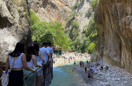 Saklıkent Kanyonu bayramda mahşer meydanına döndü