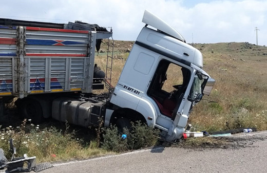 Adana'da feci kaza! Tır ile kamyonet çarpıştı: 3 kişi öldü