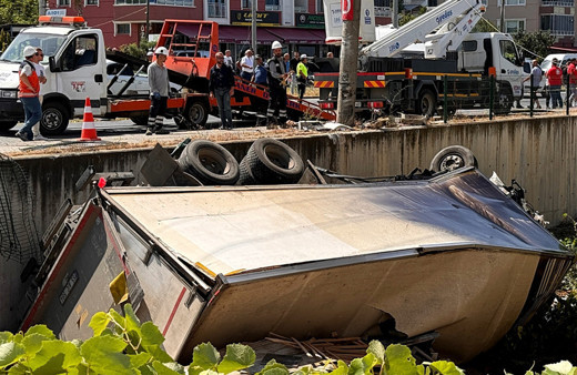 Samsun'da kamyonet ile minibüs çarpıştı: Yaralılar var