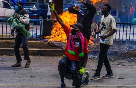 Kenya'da vergi artışlarını protesto eden eylemciler parlamentoyu bastı en az 10 kişi öldü