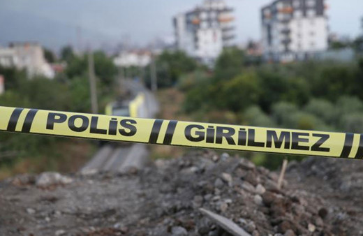 Hatay'da üst geçit çalışmasında toprak altında kalan işçi yaralandı