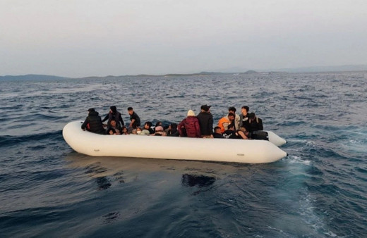 İzmir açıklarında 59 düzensiz göçmen yakalandı