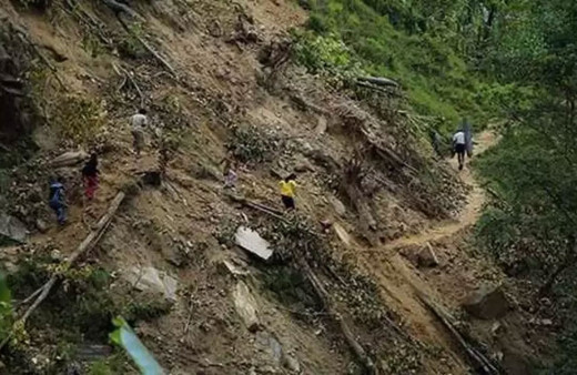 Nepal'de heyelan faciası! En az 9 kişi öldü!
