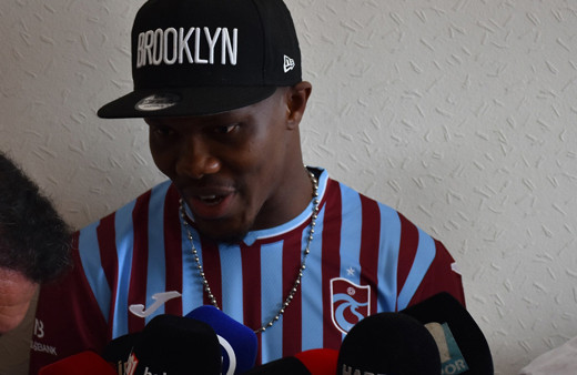 Nwakaeme Trabzon'a geldi, taraftarlar coşkuyla karşıladı