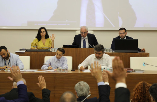 Beykoz Belediye binasına borçlarla ilgili asılan afiş ortalığı karıştırdı