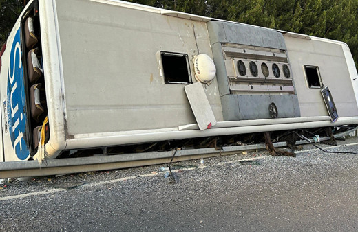 Yolcu otobüsü devrildi! Yaralılar var