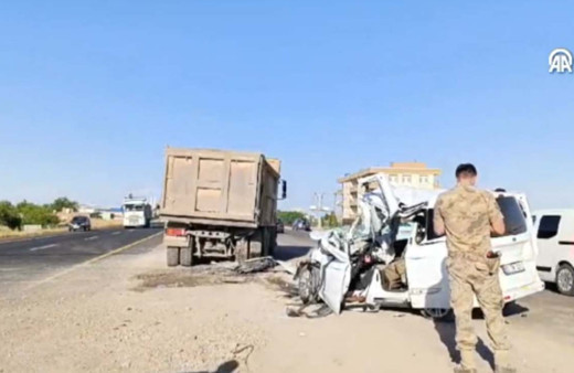 Diyarbakırda ticari araçla hafriyat kamyonu çarpıştı: 1 ölü 1 yaralı