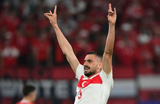 Merih Demiral attığı golün ardından 'bozkurt' işaretiyle sevindi