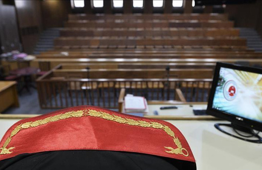 Adana'da evinde uyuşturucu satarken yakalanan kadına hapis ve para cezası