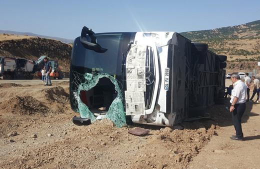 Bingöl'de yolcu otobüsü devrildi: Yaralılar var