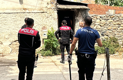 Bursa'da yaşlı adam ortalığı birbirine kattı! Polisi bıçakladı, biber gazıyla etkisiz hale getirildi