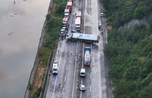 Sakarya'da zincirleme trafik kazası: 1 ölü, 6 yaralı
