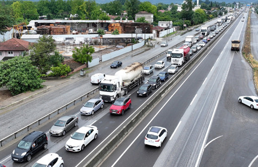 Sakarya'da zincirleme trafik kazası: 1'i ağır 3 yaralı
