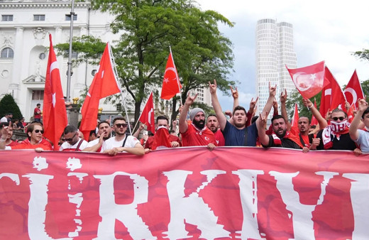 Alman polisi Türk taraftarlarının yürüyüşünü durdurdu