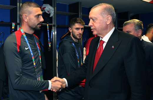 Cumhurbaşkanı Erdoğan, milli futbolcuları soyunma odasında ziyaret etti