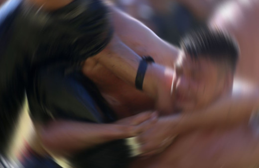 Sıcak havaya dayanamayan pehlivan güreşirken bayıldı