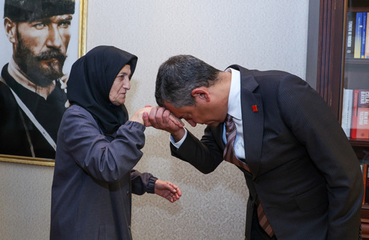 CHP Genel Başkanı Özgür Özel, Sinan Ateş'in annesi ve ablasıyla görüştü