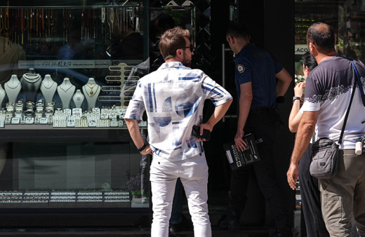 İzmir'de iş yerinde silahlı saldırıya uğrayan esnaf öldü