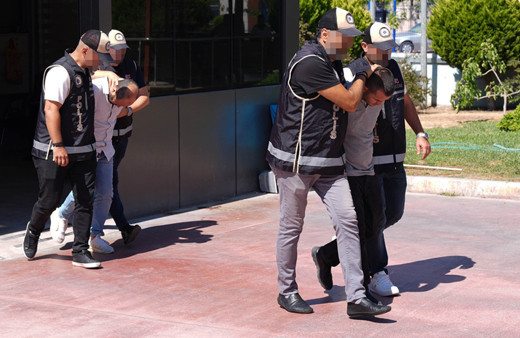 İzmir'de rüşvet operasyonu: 77 kişi gözaltına alındı