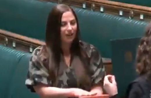 İngiltere'de Türk milletvekili Nesil Çalışkan Kur'ân-ı kerime el basıp yemin etti