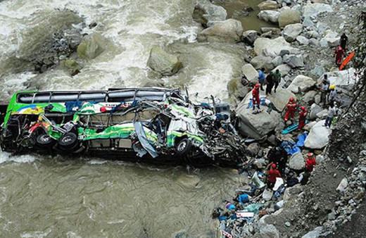 2 otobüs aynı nedenden nehre yuvarlandı, 62 kişi kayboldu