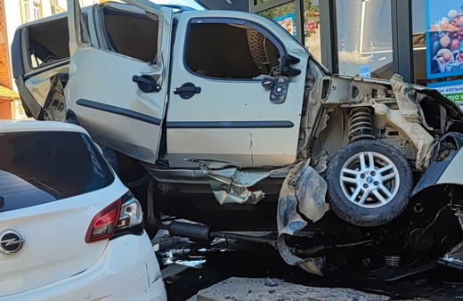 Isparta'da kontrolden çıkan otomobil 7 araç ile markete çarptı