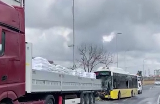 Sultangazi'de İETT otobüsü ile tır çapıştı! Yaralılar var