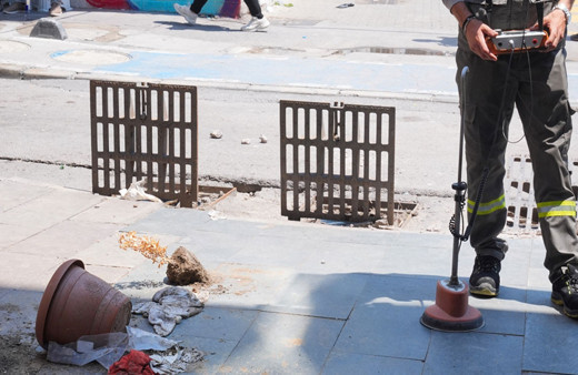 İzmir'de 2 kişinin elektrik akımına kapılıp ölmesine ilişkin görüntüler ortaya çıktı