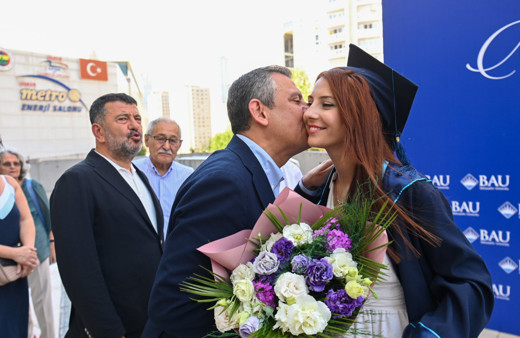 Özgür Özel'in kızı üniversiteden mezun oldu