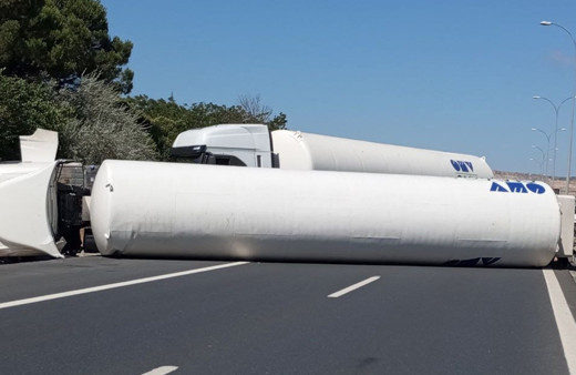 TEM Otoyolu'nda gaz yüklü tanker devrildi