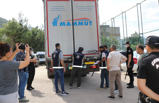 Amasya'da durdurulan tırın dorsesinde şoke eden manzara!