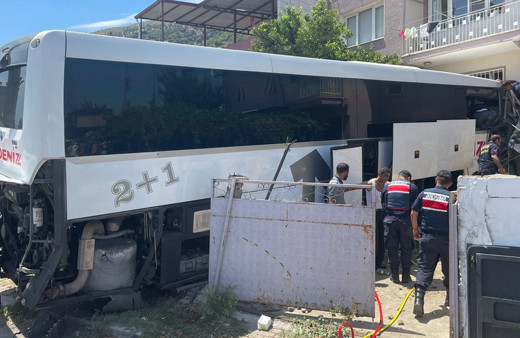 Aydın'da kontrolden çıkan yolcu otobüsü eve daldı: 1 ölü