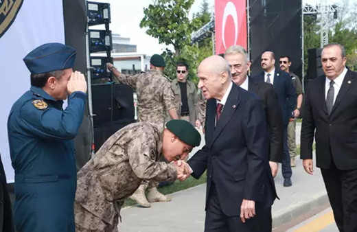 Özel Harekat Başkanı Bahçeli'nin elini öptü! Bu kare olay oldu: Derhal emekli edilmeli