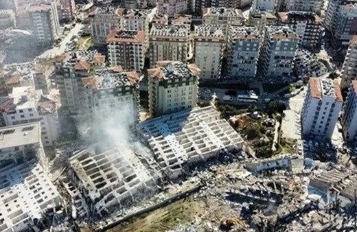 269 kişiye mezar olan Rönesans Rezidans'ın depremde yıkılmasıyla ilgili duruşmada sanık kalp krizi geçirdi