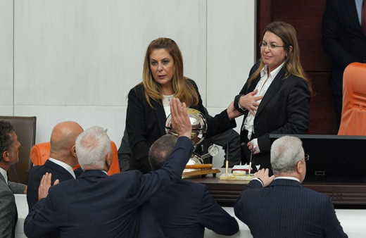 TBMM Başkanvekili rahatsızlandı, Genel Kurul ertelendi