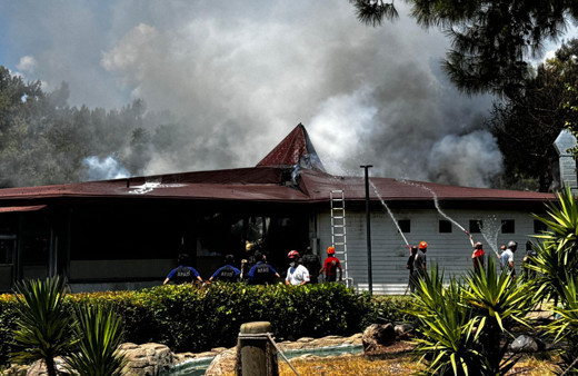Antalya'da panik! Ormanlık alandaki restoranda yangın çıktı