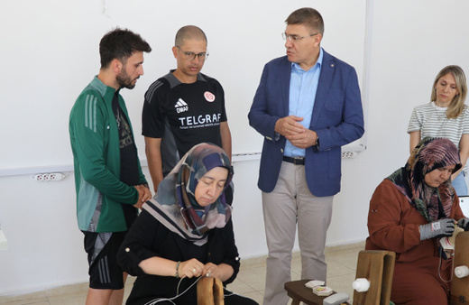 Alex de Souza, Burdurlu kadınların ürettiği el dikim top atölyesini gezdi
