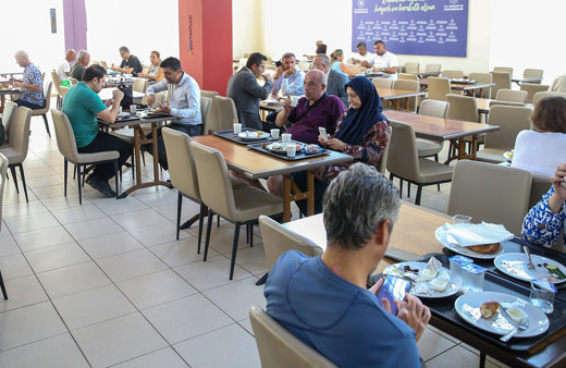 Emeklilerin Antalya'daki öğrenci yurtlarında ücretsiz tatili başladı