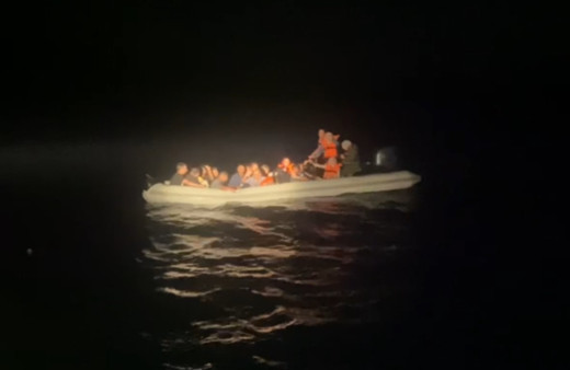 Datça açıklarında 2 göçmen kaçakçısı yakalandı, 19 düzensiz göçmen