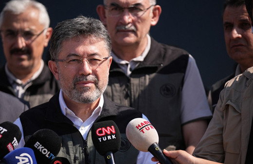 Yangınlar kontrol altına alındı! İzmir'de konuşan Bakan Yumaklı, yalan haberlere tepki gösterdi