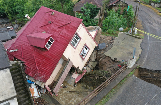 Giresun'da sağanak nedeniyle bir ev yan yattı, su baskınları oluştu