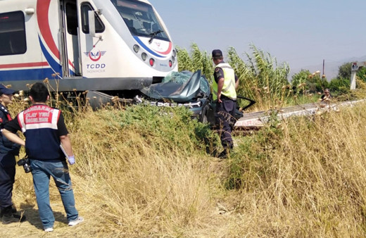İzmir'de trenin hemzemin geçitte çarptığı araçtaki 3 kişi öldü