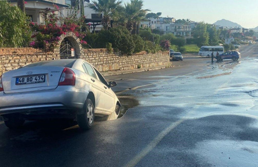 Bodrum'da otomobil seyir halindeyken yola gömüldü