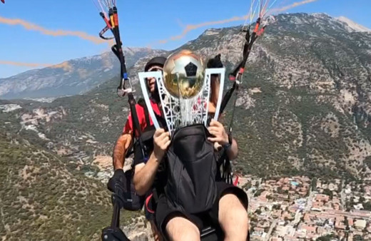 Galatasaray'ın şampiyonluk kupası yamaç paraşütüyle uçuruldu