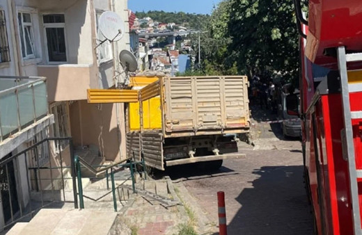 İstanbul'da binaya kamyon çarptı: Vatandaşlar tahliye edildi