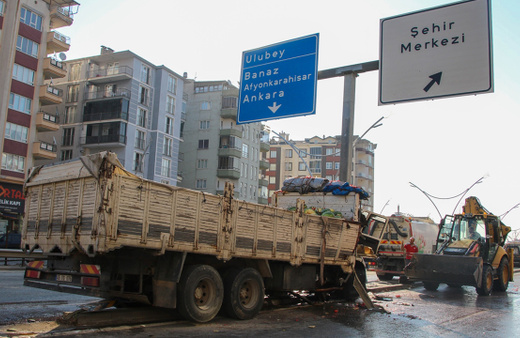 Uşak'ta feci kaza! Kamyon direğe çarptı, sürücü hayatını kaybetti