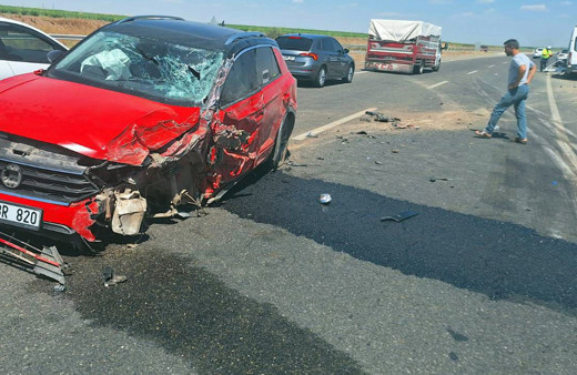 Diyarbakır'da otomobil ile minibüs çarpıştı, 16 kişi yaralandı