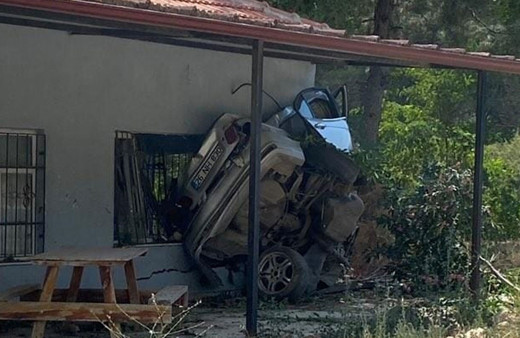 Muğla'da feci kaza kontrolden çıkan otomobil eve böyle çarptı