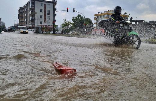 Osmaniye'de sağanak: Bazı araçlar yolda mahsur kaldı